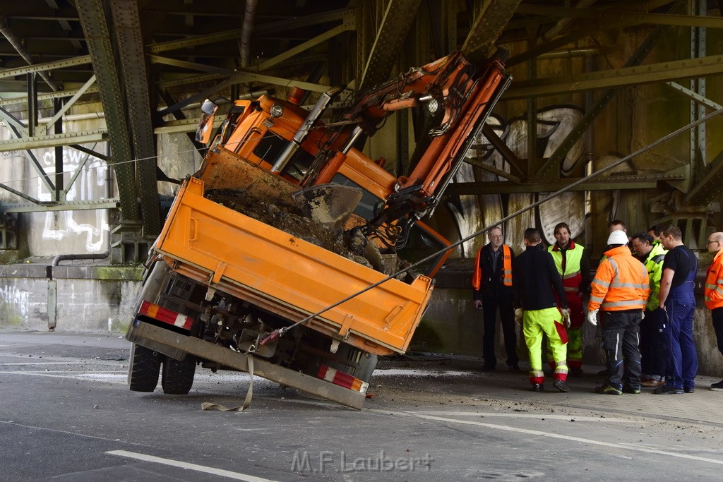 LKW blieb unter Bruecke haengen Koeln Deutz Deutz Muelheimerstr P037.JPG - Miklos Laubert